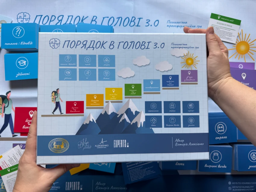Картки та кубик на ігровому полі