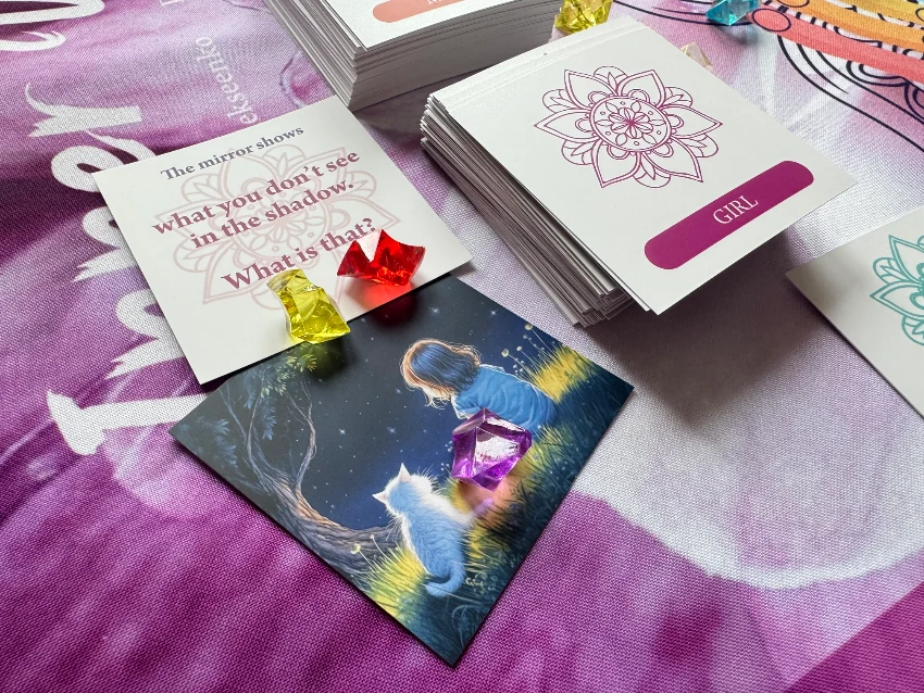 Pieces, die and cards — close-up